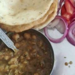 A picture of Chhole bhature.