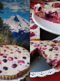 Una foto de Kuchen sureño con mix de berries, leche condensada y yogur