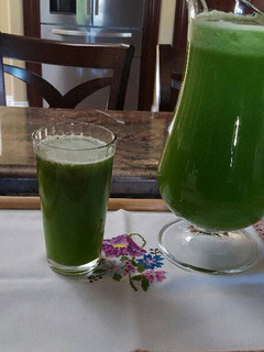 Una foto de Agua fresca de piña con espinacas