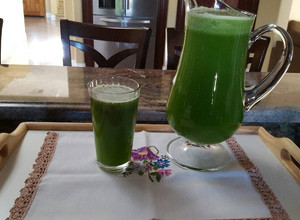 Una foto de Agua fresca de piña con espinacas