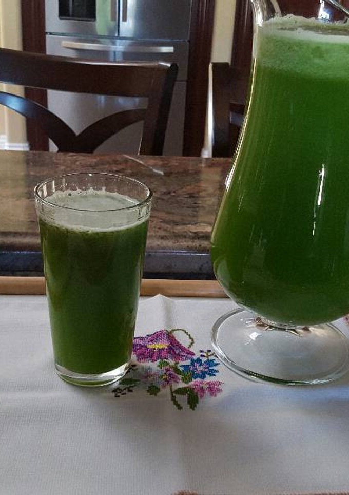 Una foto de Agua fresca de piña con espinacas