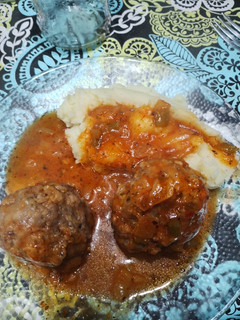Una foto de Albóndigas con salsa y puré
