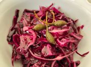 Una foto di insalata di cavolo