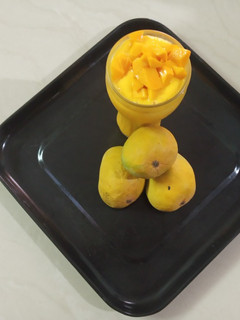 મેંગો લસ્સી (Mango Lassi Recipe In Gujarati) રેસીપી મુખ્ય ફોટો