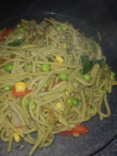 Una foto de Tallarines de espinaca con verduras !!!