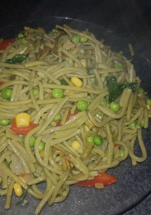 Una foto de Tallarines de espinaca con verduras !!!