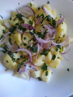 Una foto de Ensalada de papa, cebolla y perejil