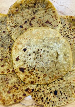 A picture of Puran poli/green moong dal.