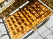 Una foto de yuca waffles