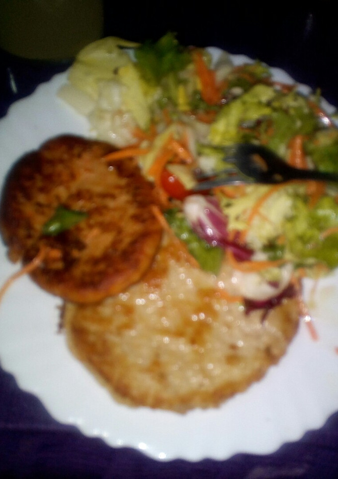 Una foto de Hamburguesa y ensalada