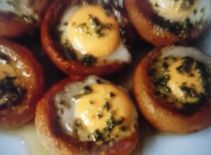 Una foto de Champiñones rellenos de huevos de codorniz