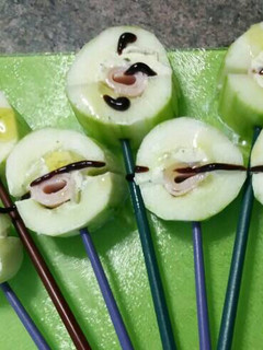 Una foto de Piruletas light de pepinos rellenos