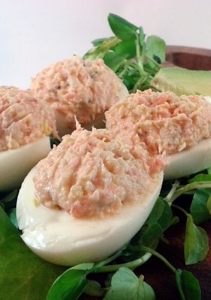 Una foto de Huevos rellenos de Salmón Ahumado en caliente y manzana verde