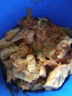 Una foto de Pechuga de pollo y col en salsa