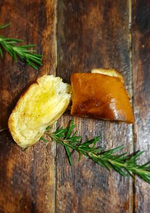 A picture of Garlic and rosemary loaf.