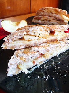 Una foto de Sándwich de manzana y queso