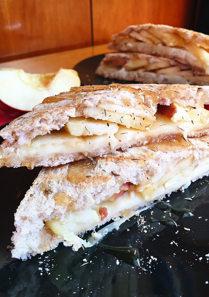 Una foto de Sándwich de manzana y queso