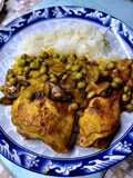 Μπουτάκια κοτόπουλου με κάρυ, αρακά και μανιτάρια