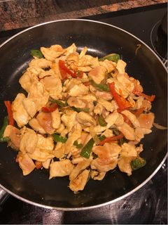 Una foto de Pollo con pimientos y cebolla