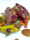 Filetto di maiale laccato al miele e nocciole con peperoni corno
