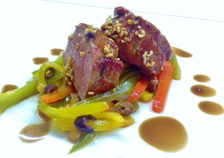 Filetto di maiale laccato al miele e nocciole con peperoni corno