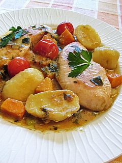 Una foto de Pechuga de pavo con hortalizas en salsa a la mostaza