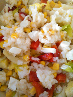 Una foto de Ensalada de arroz blanco con queso fresco