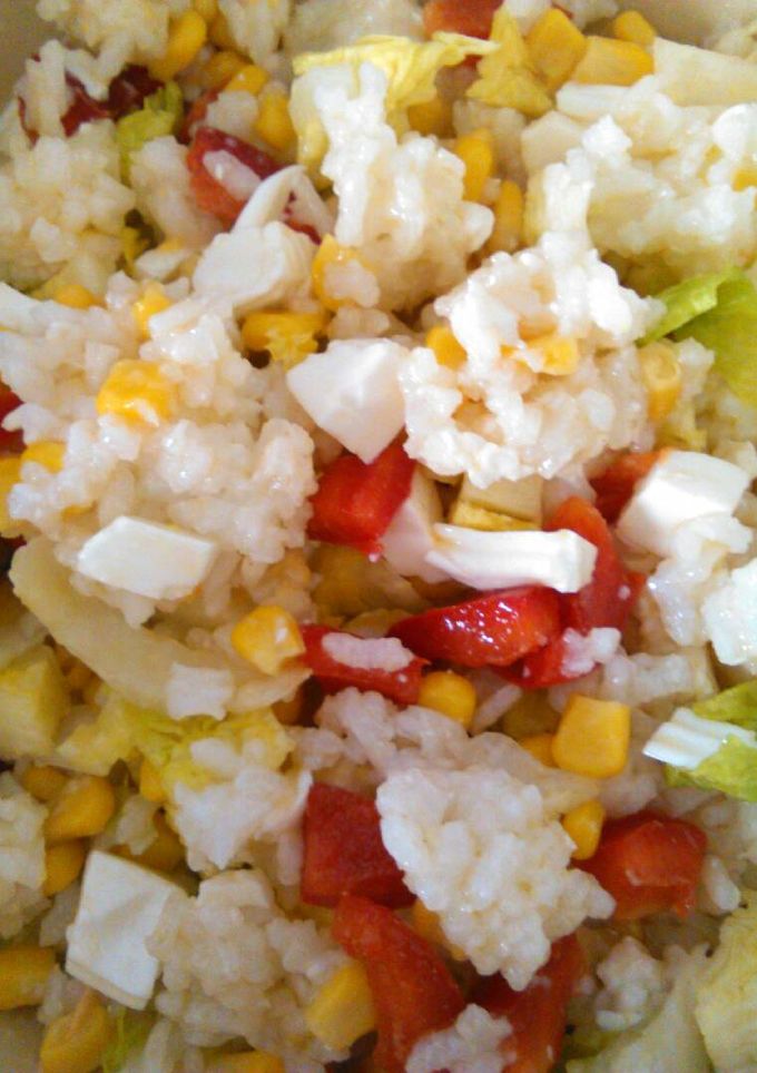 Una foto de Ensalada de arroz blanco con queso fresco