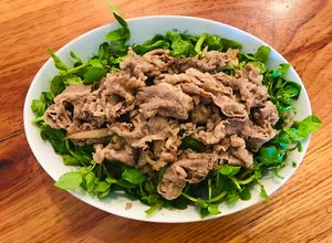 Hình của món Salad xà lách xoong ba chỉ bò mỹ.