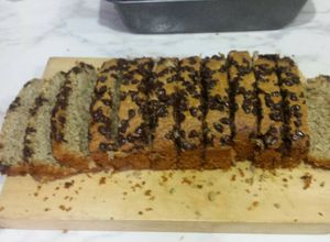 Una foto de Ponqué de avena, miel, banana y chips de chocolate