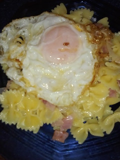 Una foto de Fideos con jamón, cebolla, huevo