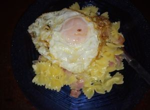 Una foto de Fideos con jamón, cebolla, huevo