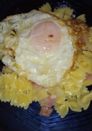 Una foto de Fideos con jamón, cebolla, huevo