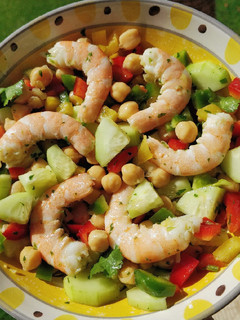 Una foto de Ensalada de garbanzos y langostinos