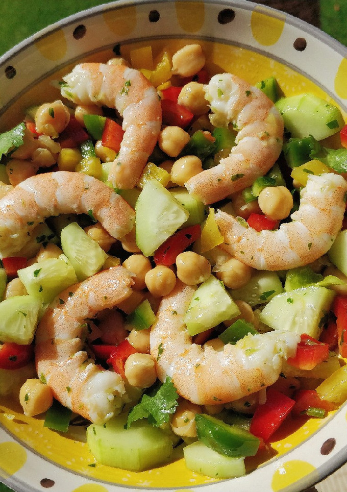 Una foto de Ensalada de garbanzos y langostinos