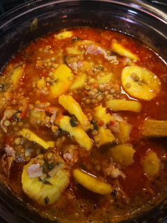 Una foto de Lentejas con plátano, tocino y chorizo