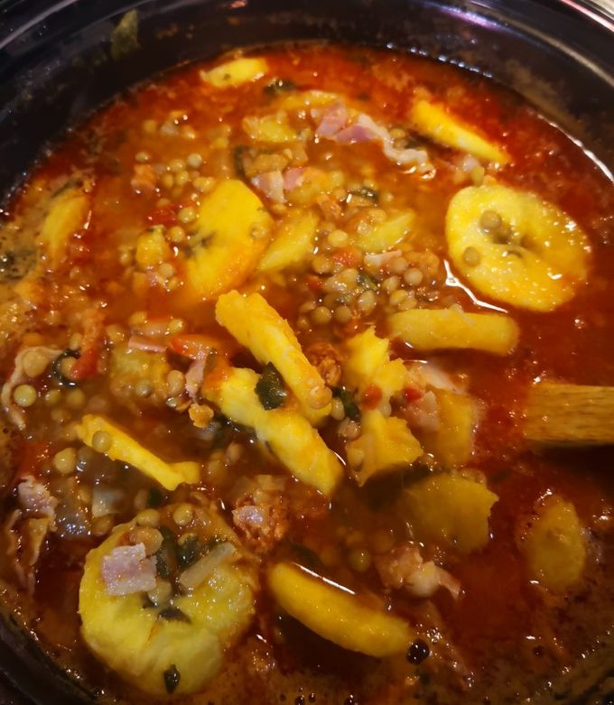 Una foto de Lentejas con plátano, tocino y chorizo