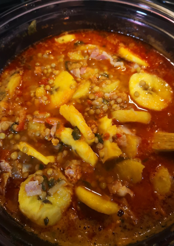 Una foto de Lentejas con plátano, tocino y chorizo