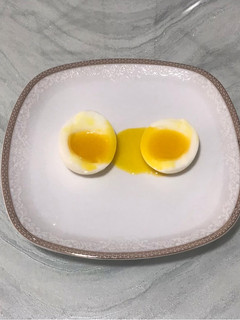 عکسی از دستور تخم مرغ آب پز با زرده عسلی 🍳