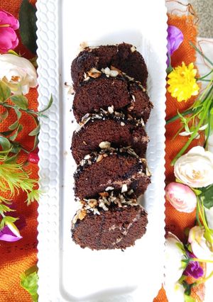 A picture of Chocolate Swiss roll on pan.