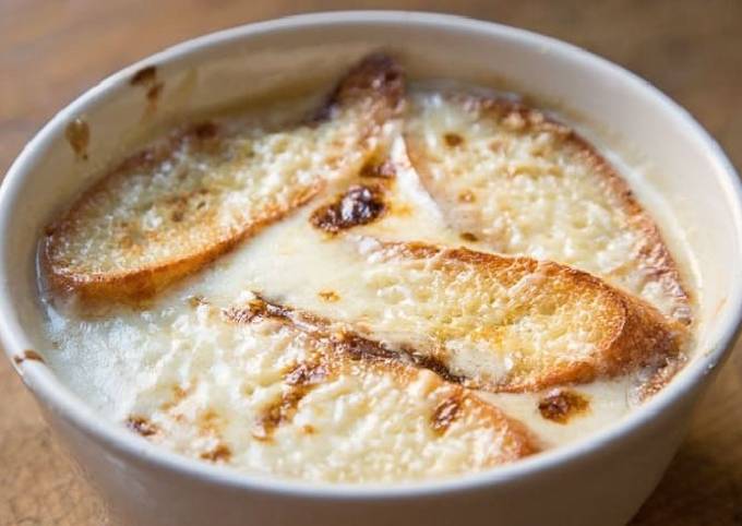 French Traditional Recipe Onion Soup