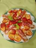 Mairübchen-Carpaccio mit Serranoschinken sowie Erdbeeren und einem Erdbeer-Minz-Dressing