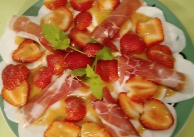 Mairübchen-Carpaccio mit Serranoschinken sowie Erdbeeren und einem Erdbeer-Minz-Dressing