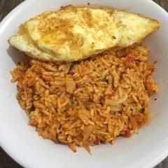 Kimchi Bokkeumbap (Nasi Goreng Kimchi) রেসিপির প্রধান ছবি