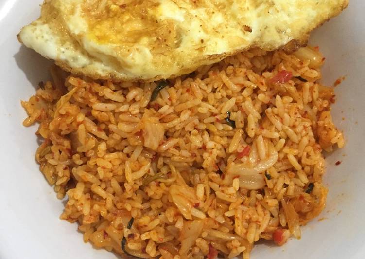 Kimchi Bokkeumbap (Nasi Goreng Kimchi)