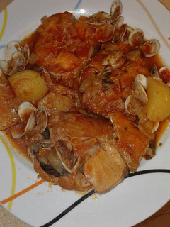 Una foto de Merluza a la sidra con almejas