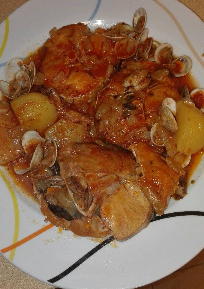 Una foto de Merluza a la sidra con almejas