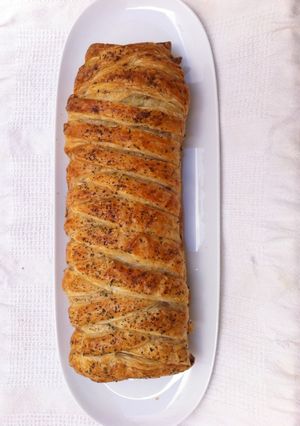 Una foto de Hojaldre rellena de salmón y queso