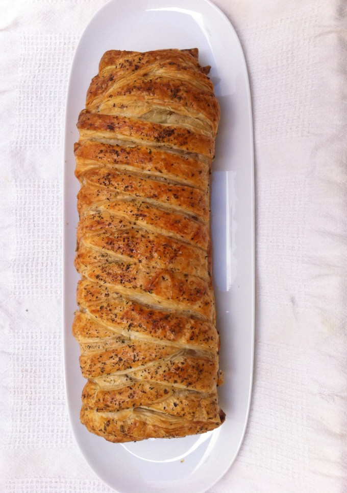 Una foto de Hojaldre rellena de salmón y queso