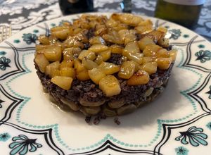 Una foto de Tartar de Habitas con Morcilla de Burgos y Pera Caramelizada !!!!